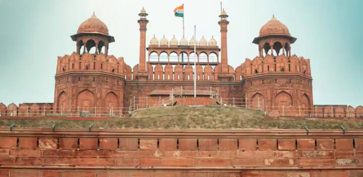 ਭਾਰਤ ਅਤੇ ਪਾਕਿਸਤਾਨ ਵਿਚਾਲੇ ਤਣਾਅਪੂਰਨ ਸਥਿਤੀ ਦੇ ਮੱਦੇਨਜ਼ਰ, ਉੱਤਰ ਪ੍ਰਦੇਸ਼ ਵਿੱਚ ਰੈੱਡ ਅਲਰਟ ਜਾਰੀ ਕੀਤਾ ਗਿਆ ਹੈ। ਪੂਰੇ ਰਾਜ ਵਿੱਚ ਸੁਰੱਖਿਆ ਵਧਾ ਦਿੱਤੀ ਗਈ ਹੈ। ਕਾਸ਼ੀ ਵਿਸ਼ਵਨਾਥ ਮੰਦਰ, ਗੋਦੌਲੀਆ, ਕੈਂਟ ਰੇਲਵੇ ਸਟੇਸ਼ਨ, ਰੋਡਵੇਜ਼, ਸਿਟੀ ਸਟੇਸ਼ਨ ਅਤੇ ਗੋਲਗੱਡਾ ਸਮੇਤ ਪੂਰੇ ਖੇਤਰ ਵਿੱਚ ਗਸ਼ਤ ਕੀਤੀ ਜਾ ਰਹੀ ਹੈ। ਦਿੱਲੀ ਵਿੱਚ ਵੀ ਸੁਰੱਖਿਆ ਵਧਾ ਦਿੱਤੀ ਗਈ ਹੈ। ਲਾਲ ਕਿਲ੍ਹੇ ਵਰਗੀਆਂ ਇਤਿਹਾਸਕ ਇਮਾਰਤਾਂ ਦੀ ਸੁਰੱਖਿਆ ਸਖ਼ਤ ਕਰ ਦਿੱਤੀ ਗਈ ਹੈ।