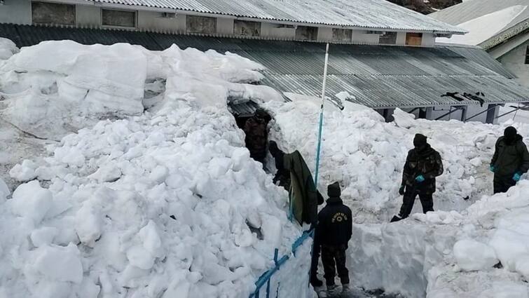 हेमकुंड साहिब यात्रा की तैयारी जोरों पर, जवानों ने हिमखंड काटकर बनाया रास्ता