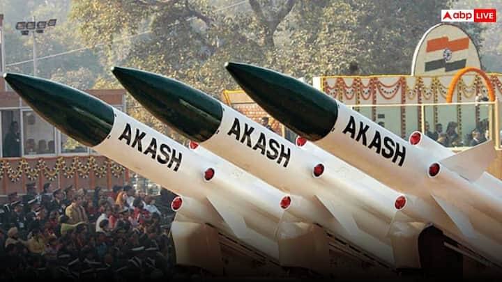 ૬. આકાશ મિસાઇલ: આ સપાટીથી હવામાં પ્રહાર કરતી મિસાઇલના ત્રણ પ્રકાર છે અને એક યુનિટમાં ચાર મિસાઇલો હોય છે. આ મિસાઇલ ૮૦ કિલોમીટરની ત્રિજ્યામાં બધું જ નષ્ટ કરવામાં સક્ષમ છે અને તે ફાઇટર જેટનો નાશ કરવા માટે પણ અસરકારક છે. તેની અંદાજિત કિંમત ૨.૫ કરોડ રૂપિયા છે.