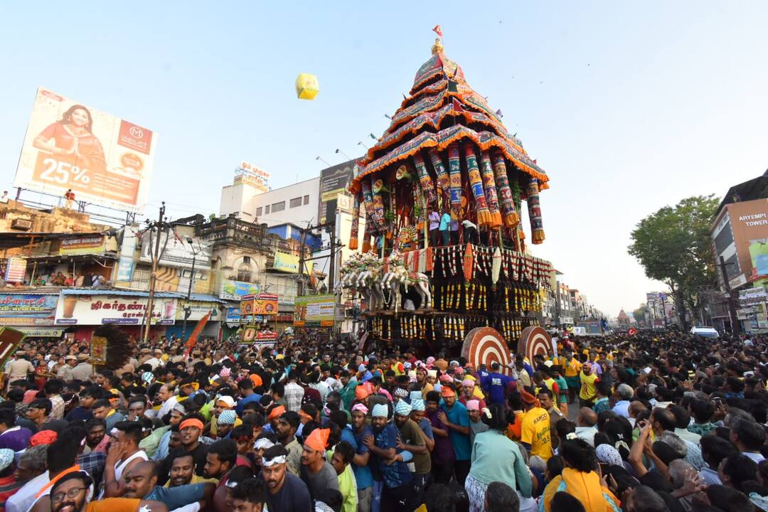 பல்லாக்கு குதிரையில் பவனிவரும் மீனாட்சி.. மதுரையில் விண்ணைப்பிளந்த கோஷத்துடன் நடந்த தேரோட்டம்