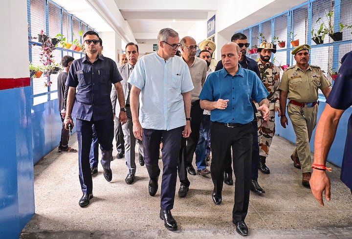 Jammu and Kashmir Chief Minister Omar Abdullah interacted with the officials of the hospital during the visit, where injured people are being treated, amid the ongoing military conflict between India and Pakistan, in Baramulla. (Image Source: PTI)