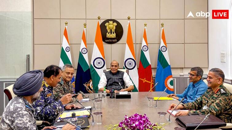 India Pakistan tensions Rajnath Singh met Army Chief General Upendra Dwivedi Air Chief Marshal AP Singh and CDS General Anil Chauhan पाकिस्तान को सिखाया सबक, फिर चेहरों पर दिखी मुस्कान... राजनाथ सिंह की मीटिंग की ये फोटो वायरल