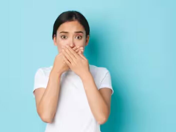 ਜਦੋਂ ਤੁਸੀਂ ਰੋਜ਼ ਨਹਾਉਂਦੇ ਹੋ, ਵਾਲ ਧੋਂਦੇ ਹੋ, ਦੰਦਾਂ ਨੂੰ ਬੁਰਸ਼ ਕਰਦੇ ਹੋ ਪਰ ਆਪਣੀ ਜੀਭ ਨੂੰ ਨਜ਼ਰਅੰਦਾਜ਼ ਕਰ ਦਿੰਦੇ ਹੋ। ਕੀ ਤੁਸੀਂ ਜਾਣਦੇ ਹੋ ਕਿ ਤੁਹਾਡੀ ਜੀਭ 'ਤੇ ਹਰ ਰੋਜ਼ ਹਜ਼ਾਰਾਂ ਬੈਕਟੀਰੀਆ ਇਕੱਠੇ ਹੁੰਦੇ ਹਨ, ਜੋ ਨਾ ਸਿਰਫ਼ ਤੁਹਾਡੇ ਸਾਹ ਨੂੰ ਬਦਬੂਦਾਰ ਬਣਾਉਂਦੇ ਹਨ ਬਲਕਿ ਹੌਲੀ-ਹੌਲੀ ਤੁਹਾਡੇ ਪੂਰੇ ਸਰੀਰ ਨੂੰ ਵੀ ਪ੍ਰਭਾਵਿਤ ਕਰਦੇ ਹਨ? ਜੀਭ ਦੀ ਸਫਾਈ ਦੰਦਾਂ ਦੀ ਸਫਾਈ ਦੇ ਨਾਲ-ਨਾਲ ਜ਼ਰੂਰੀ ਹੈ। ਸਾਹ ਦੀ ਬਦਬੂ: ਸਭ ਤੋਂ ਪਹਿਲਾਂ ਜੀਭ 'ਤੇ ਜਮ੍ਹਾ ਹੋਈ ਗੰਦਗੀ ਤੁਹਾਡੇ ਸਾਹ ਨੂੰ ਬਦਬੂਦਾਰ ਬਣਾਉਂਦੀ ਹੈ। ਤੁਸੀਂ ਜਿੰਨੀ ਵਾਰ ਵੀ ਬੁਰਸ਼ ਕਰੋ, ਜੇ ਤੁਸੀਂ ਆਪਣੀ ਜੀਭ ਸਾਫ਼ ਨਹੀਂ ਕਰਦੇ ਤਾਂ ਬਦਬੂ ਆਉਂਦੀ ਰਹੇਗੀ।