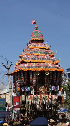 குவிந்த பக்தர்கள்; நிரம்பி வழிந்த மாசி வீதிகள்! கம்பீர்மாக தேரில் பவனிவரும் மதுரை மீனாட்சி!