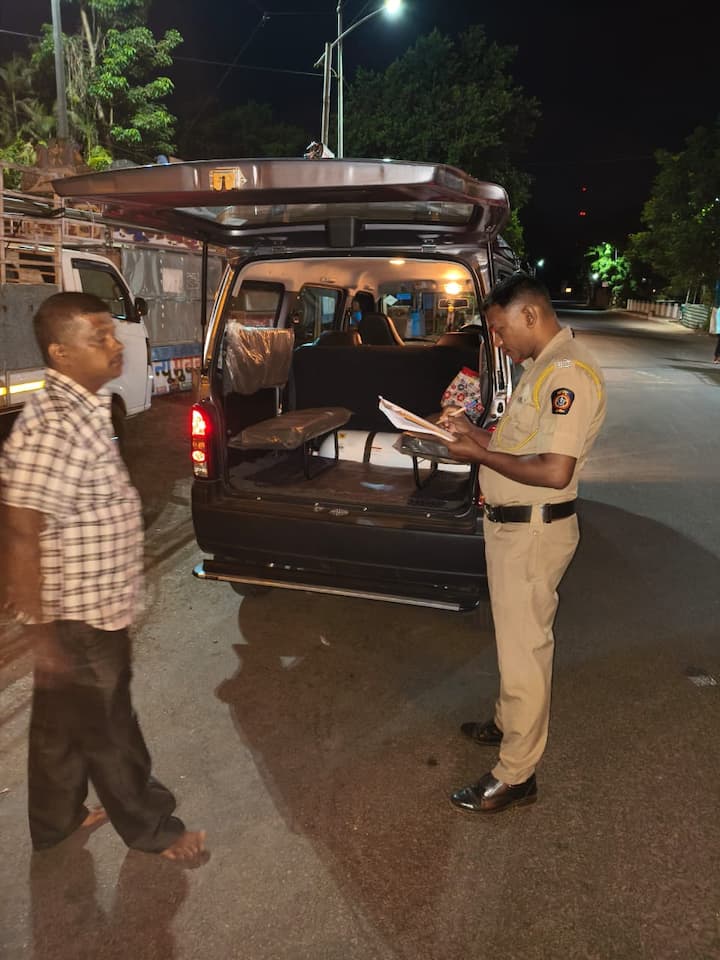 एखादी अनोळखी इसम किंवा संशयित वस्तू आढळल्यास 112 किंवा सिंधुदुर्ग पोलिसांशी संपर्क साधावा असे आवाहन देखील पोलिसांकडून करण्यात येत आहे.