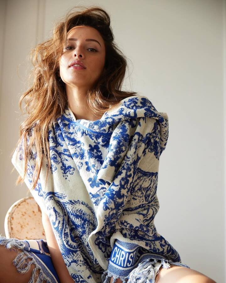 . She let the outfit do all the talking, opting for natural hair and a no-makeup look.