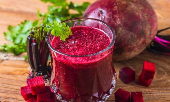 बीटरूट जूस: चुकंदर ब्लड प्रेशर कंट्रोल करता है और साथ ही कोलेस्ट्रॉल लेवल भी घटाता है. इसे डाइट में शामिल करना न भूलें.