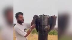 ਭਾਰਤ-ਪਾਕਿ ਹਮਲਿਆਂ ਦੌਰਾਨ ਖੇਤਾਂ ‘ਚ ਡਿੱਗੀ ਮਿਜ਼ਾਈਲ ਨਾਲ ਫੋਟੋਆਂ ਲੈਂਦੇ ਨਜ਼ਰ ਆਏ ਲੋਕ, ਵਾਇਰਲ ਵੀਡੀਓ ਦੇਖ ਤੁਸੀਂ ਵੀ ਰਹਿ ਜਾਓਗੇ ਹੈਰਾਨ