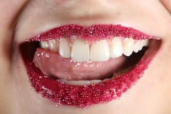 Teeth Cleaning : पिवळे दात चमकवायचेत? ही घरगुती पावडर तयार करा!