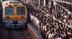 ठाणे ते नवी मुंबई ट्रान्सहार्बर मार्गावरील रेल्वे दोन तास बंद! चाकरमान्यांना फटका; स्टेशन अन् रेल्वे रुळावर प्रवाशांची मोठी गर्दी   