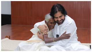 Pawan Kalyan: పింఛన్‌ సొమ్ముతో మొక్కులు తీర్చిన బామ్మ-  పిలిచి కాళ్లు మొక్కిన పవన్