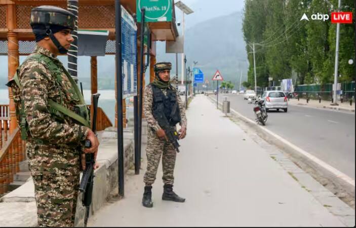 ਜੰਮੂ-ਕਸ਼ਮੀਰ ਦੇ ਸਰਹੱਦੀ ਇਲਾਕਿਆਂ ਵਿੱਚ ਲੋਕਾਂ ਨੂੰ ਸੁਰੱਖਿਅਤ ਥਾਵਾਂ 'ਤੇ ਲਿਜਾਣ ਲਈ ਇੱਕ ਵੱਡਾ ਅਭਿਆਨ ਚੱਲ ਰਿਹਾ ਹੈ। ਕਸ਼ਮੀਰ ਵਿੱਚ ਕਈ ਥਾਵਾਂ 'ਤੇ ਸਕੂਲ ਅਤੇ ਹੋਰ ਵਿਦਿਅਕ ਸੰਸਥਾਵਾਂ ਵੀ ਬੰਦ ਕਰ ਦਿੱਤੀਆਂ ਗਈਆਂ ਹਨ।