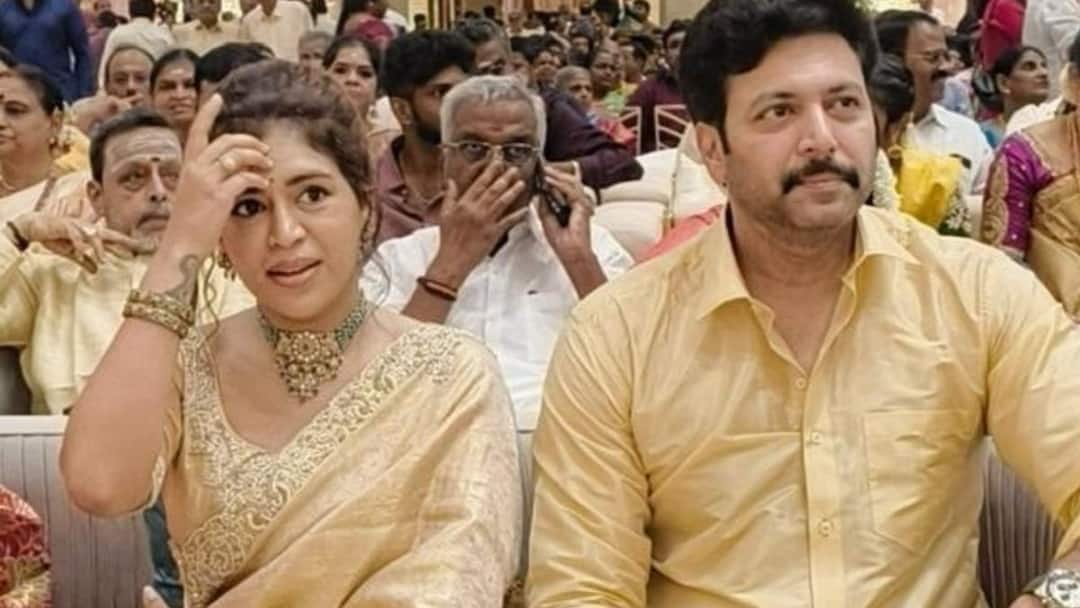 கதையில் ட்விஸ்ட்..மேட்சிங் உடையில் பாடகி கெனிஷாவுடன் வந்த ஜெயம் ரவி..என்னாவா இருக்கும் ?