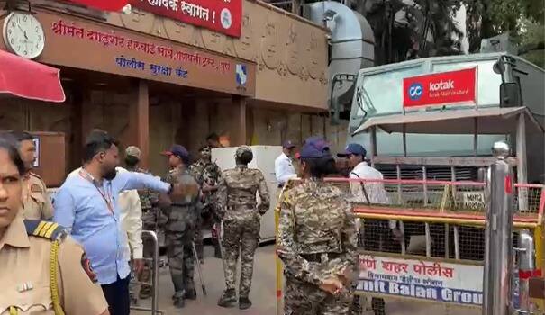 सुरक्षेच्या कारणास्तव रात्रीपासूनच श्रीमंत दगडूशेठ हलवाई गणपती मंदिरा बाहेर पोलिसांची गस्त वाढवण्यात आली आहे.