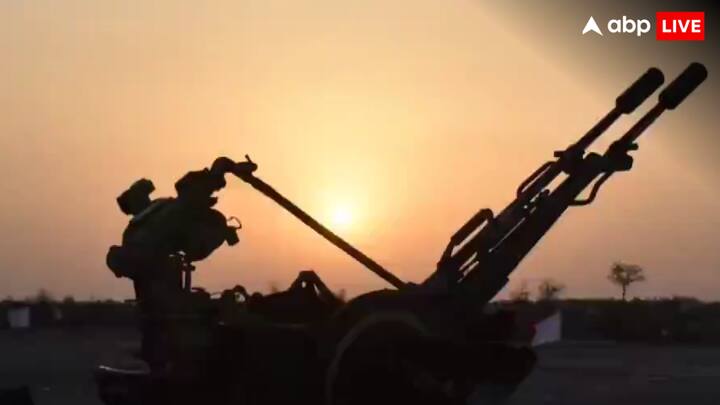 Zu-23-2- Zu-23-2 एक सोवियत मेड ट्विन बैरल वाली 23 मिमी की ऑटोमैटिक एंटी एयरक्राफ्ट गन है. इसका एयर डिफेंस सिस्टम का इस्तेमाल भारतीय सेना और वायुसेना में व्यापक रूप से किया जाता है. इसकी मारक क्षमता 2.5 किमी तक है. जो कि ऑप्टिकल साइट और रडार-बेस्ड ट्रैकिंग सिस्टम से लैस है. इस एंटी एयरक्राफ्ट गन ने जम्मू कश्मीर के उधमपुर और कई अन्य इलाकों में निम्न-उड़ान वाले पाकिस्तानी ड्रोन्स को हवा में हीं नष्ट कर दिया.