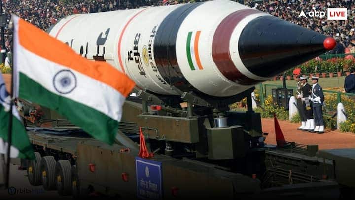 ૧. અગ્નિ મિસાઇલ: આ બેલિસ્ટિક મિસાઇલના અગ્નિ ૧ થી અગ્નિ ૫ સુધી કુલ પાંચ વર્ઝન છે. આમાંથી, અગ્નિ ૫ ની રેન્જ પાંચ હજાર કિલોમીટર સુધીની છે, જેનો અર્થ છે કે તે પાકિસ્તાનના કોઈપણ ખૂણાને નિશાન બનાવી શકે છે. અગ્નિ ૫ બેલિસ્ટિક મિસાઇલની અંદાજિત કિંમત ૫૦ કરોડ રૂપિયા છે.