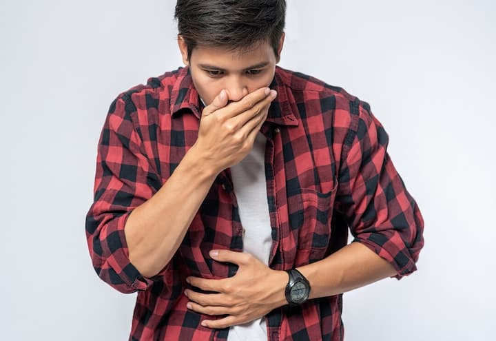 हल्का गर्म पानी पीने से राहत मिल सकती है: गर्म पानी पीने से डाइजेशन में सुधार होता है और पेट की परेशानियों से राहत मिलती है. खासकर, गर्म पानी के साथ जीरा, सेंधा नमक और नींबू का सेवन करने से पेट को आराम मिलता है और दस्त की समस्या भी कम हो सकती है.
