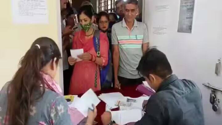 જો તમે પણ લાંબા સમયથી તમારા રેશન કાર્ડ પર રાશન લીધું નથી, તો સાવધાન રહેવાની જરૂર છે. તમારું રેશનકાર્ડ પણ બંધ થઈ શકે છે. એકવાર રેશનકાર્ડ રદ થઈ જાય, પછી તમારે ફરીથી રાશન મેળવવા માટે નવા રેશનકાર્ડ માટે ફરીથી અરજી કરવી પડશે, જે એક લાંબી અને સમય માંગી લેતી પ્રક્રિયા છે.