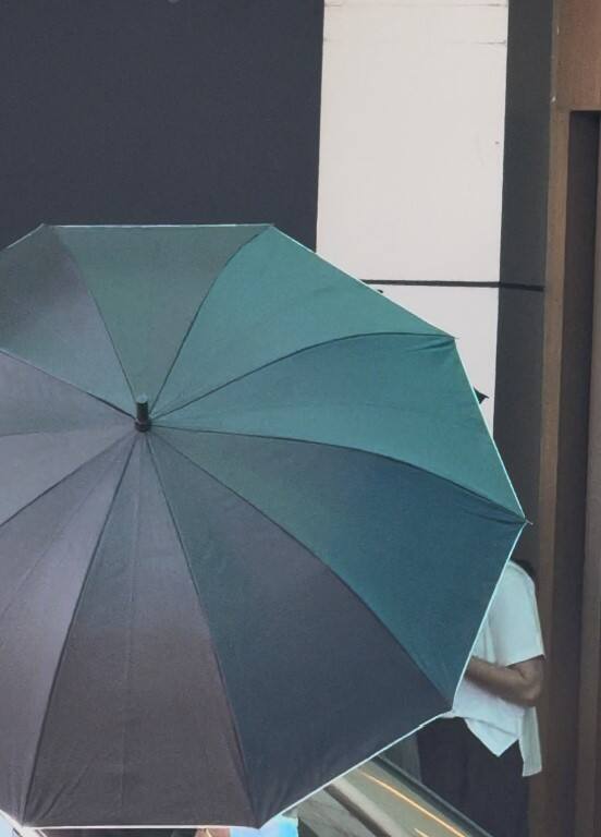 अनुष्का शर्मा ने अपना लुक खुले बालों और आंखों पर चश्मा लागकर पूरा किया. लेकिन एयरपोर्ट से निकलते ही उन्होंने फेस के सामने छाता कर लिया.