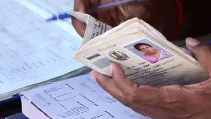 भारत में बहुत से लोग ऐसे हैं. जिनके पास राशन कार्ड है. लेकिन जरा सी गलती के चलती उनका राशन कार्ड बंद हो गया है. कहीं आप भी तो नहीं कर रहे यही गलती नहीं तो बंद हो कर दिया जाएगा आपका भी राशन कार्ड.