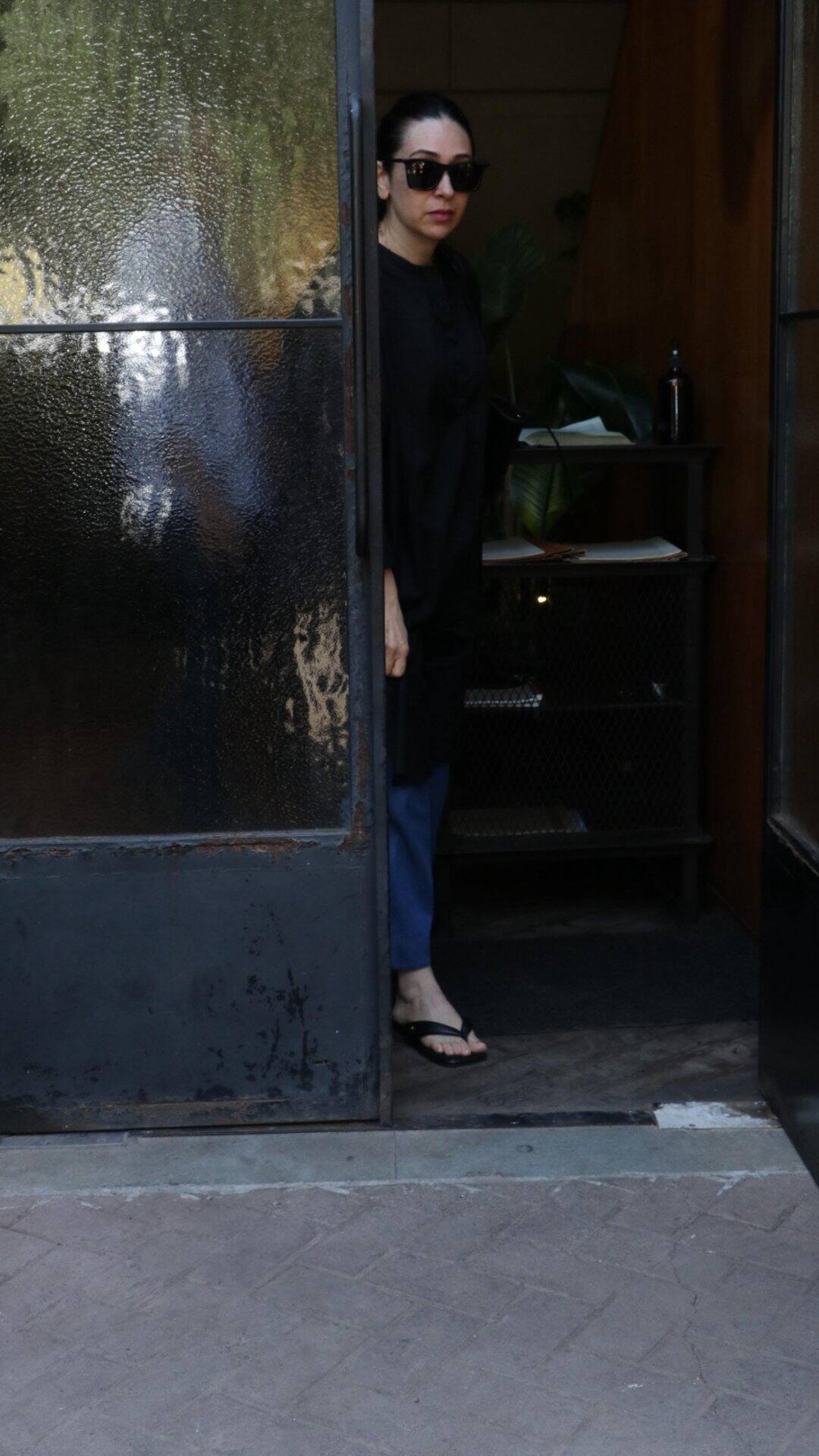 Karisma Kapoor Keeps It Cool In Black Kurta & Denim Pants Karisma Kapoor Keeps It Cool In Black Kurta & Denim Pants