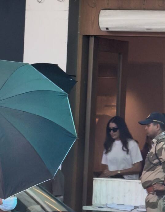 तस्वीरों में फैंस को अनुष्का की झलक देखने को मिली. उन्होंने व्हाइट टीशर्ट संग ब्लैक पेंट पहनी है.