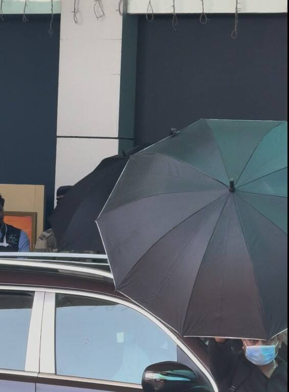 एयरपोर्ट से निकलकर कपल ने पैपराजी को एक भी पोज नहीं दिया बल्कि वो छाते से अपने चेहरा छुपाते हुए नजर आए.