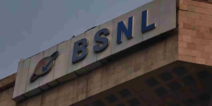 Jio का ये सस्ता और दमदार प्लान सिर्फ वैलिडिटी ही नहीं, बल्कि और भी कई फायदे दे रहा है. इसमें पूरे देश में किसी भी नेटवर्क पर फ्री कॉलिंग की सुविधा मिल रही है. इसके अलावा फ्री SMS की सुविधा भी दी जा रही है. इस प्लान में JioTV का फ्री सब्सक्रिप्शन भी मिल रहा है जिसमें आप ढेरों लाइव टीवी चैनल देख सकते हैं. इसके अलावा प्लान में 50GB AI Cloud स्टोरेज भी उपलब्ध कराया जा रहा है जिसमें आप अपनी फाइल्स और फोटो ऑनलाइन सेव रख सकते हैं