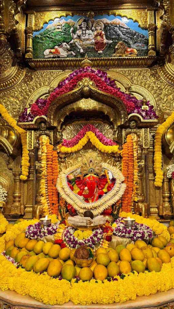 सिद्धिविनायक मंदिरात नारळ, फुले, मिठाई आणण्यास बंदी