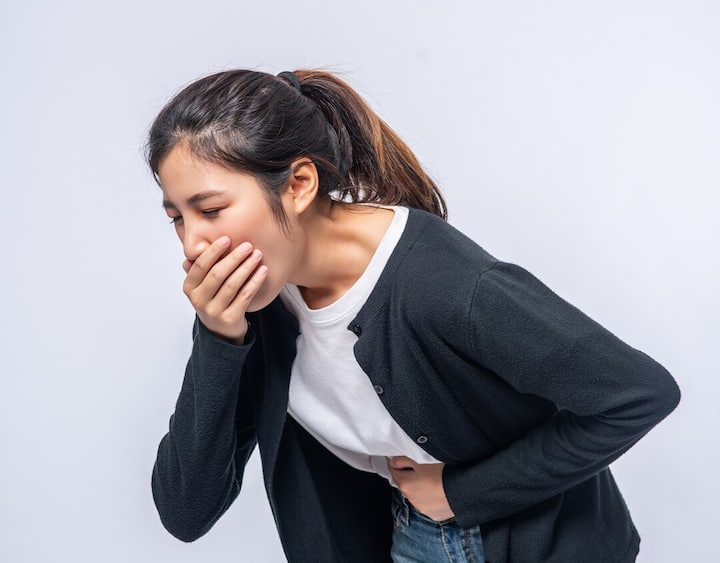 फल खाएं; अगर पेट में परेशानी हो तो फलों का सेवन बहुत फायदेमंद हो सकता है. खासकर, केला, सेब, पपीता और टमाटर जैसे फलों का सेवन करें. ये फूड्स न सिर्फ पेट को ठंडक देते हैं, बल्कि इनसे मिलने वाले पोषक तत्व भी शरीर को ताकत देते हैं.