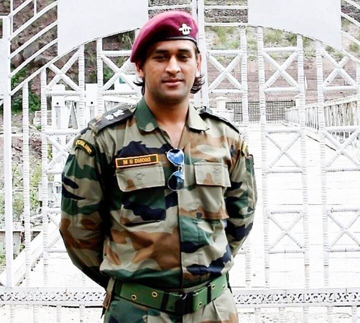 पूर्व भारतीय क्रिकेटर एमएस धोनी बहुत पहले ही इंटरनेशनल क्रिकेट से संन्यास ले चुके हैं. वह अब सिर्फ आईपीएल में खेलते हुए नजर आते हैं. धोनी आर्मी से जुड़े हुए हैं. वो टेरिटोरियल आर्मी में लेफ्टिनेंट कर्नल के पद पर हैं.