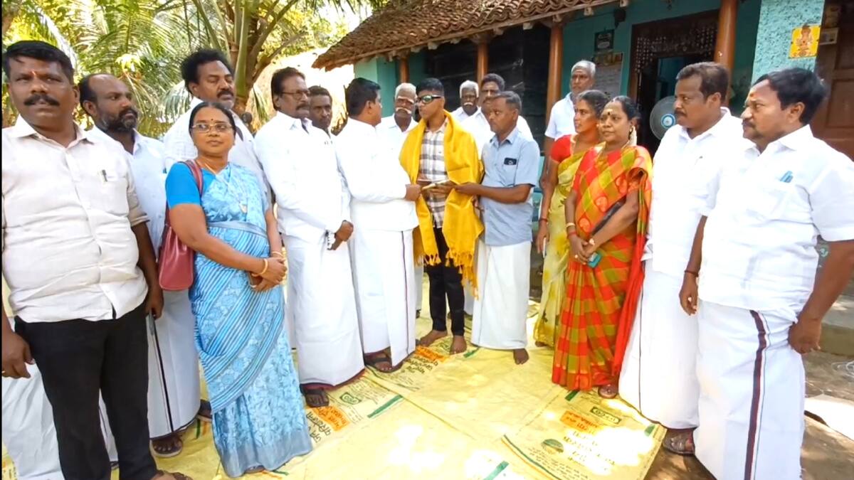 TN 12th Result 2025: 12ஆம் வகுப்பில் மாநில அளவில் முதல் மதிப்பெண் பெற்ற மாற்றுத்திறனாளி மாணவர் - நேரில் பாராட்டிய எம்எல்ஏக்கள்...!