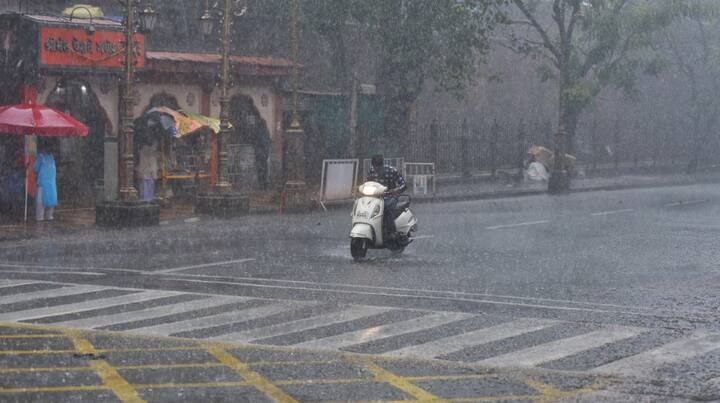 कोकण किनारपट्टीसह मध्य महाराष्ट्र मराठवाडा व विदर्भावर वादळी वाऱ्यासह पावसाचे ढग दाटले आहेत .