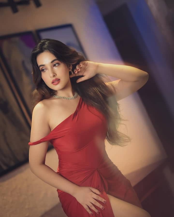 इसी बीच मंगलवार को अदिति बुधाथोकी ने अपने ऑफिशियल इंस्टाग्राम हैंडल पर अपनी लेटेस्ट तस्वीरें शेयर की हैं।