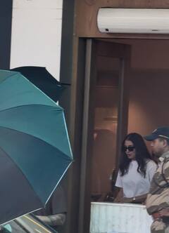 एयरपोर्ट पर पति विराट कोहली संग स्पॉट हुईं अनुष्का शर्मा, मीडिया को देख कपल ने छाते से छुपाया चेहरा