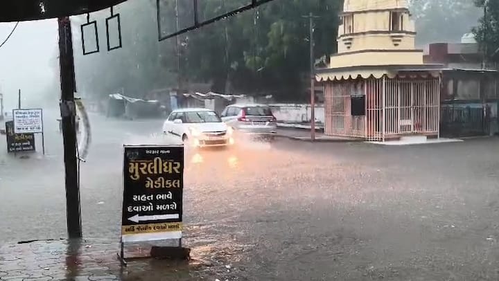રાજકોટ : રાજકોટ જિલ્લામાં વરસાદી માહોલ જામ્યો છે. બપોર બાદ કાળા ડિબાંગ વાદળો વચ્ચે રાજકોટ જિલ્લાના જેતપુર, ધોરાજી અને ઉપલેટમાં ધોધમાર વરસાદ વરસ્યો છે. ત્રણેય તાલુકામાં ગાજવીજ સાથે ધોધમાર વરસાદ પડ્યો છે. હવામાન વિભાગે આજે રાજકોટ જિલ્લામાં વરસાદની આગાહી કરી હતી.