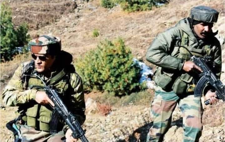 भारत-पाकिस्तान के बीच बढ़ते तनाव को देखते हुए भारत सरकार ने सेना प्रमुख को टेरिटोरियल आर्मी के सदस्यों को बुलाने का अधिकार दिया है. जिसके बाद धोनी को भी इस समय में देश की सेवा करने के लिए बुलाया जा सकता है.