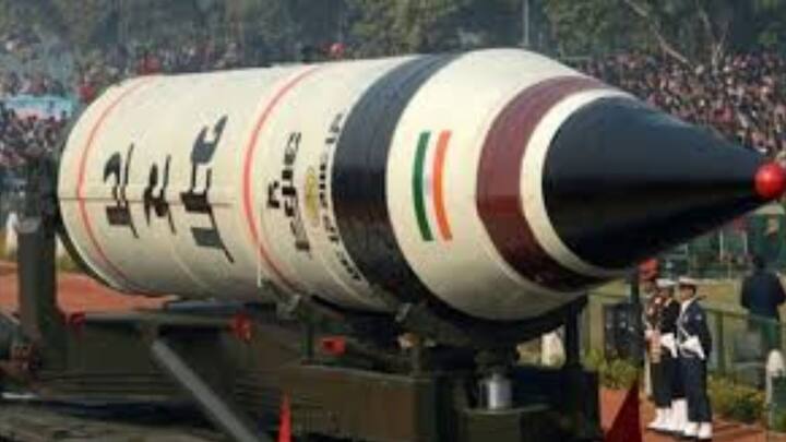 পাকিস্তানের হাতে ১৭০টি পরমাণু ওয়ারহেড রয়েছে। ভূমি থেকে ভূমিতে ছোড়ার ‘Shaheen’, ‘Ghauri’ ব্যালিস্টিক ক্ষেপণাস্ত্রের পাশাপাশি, আকাশপথে হামলা চালানোর ক্ষেপণাস্ত্রো রয়েছে তাদের। সমুদ্রে জাহাজের উপর থেকে ক্ষেপণাস্ত্র ছোড়ার কাজেও হাত দিয়েছে তারা। তবে সেই নিয়ে এখনও পর্যন্ত সম্পূর্ণ তথ্য হাতে আসেনি।