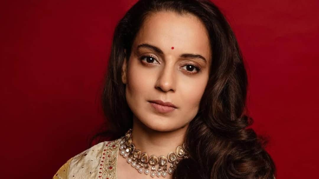 அப்போ வீராப்பா பேசுனது எல்லாம் பொய்யா...ஹாலிவுட் பட வாய்ப்பு வந்ததும் கம்பி நீட்டிய கங்கனா