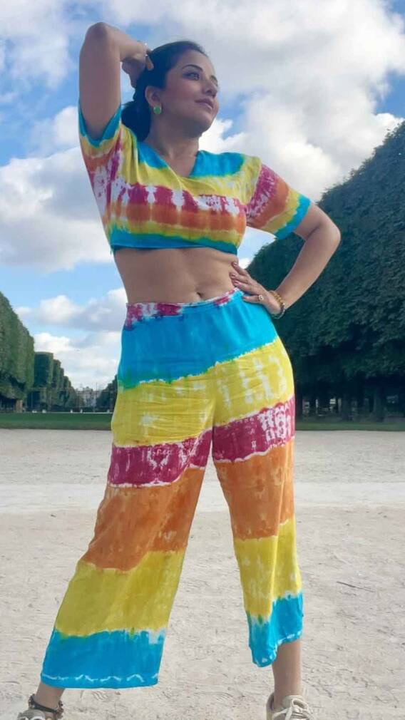 पहाड़ों के बीच मोनालिसा ने फ्लॉन्ट किया कर्वी फिगर