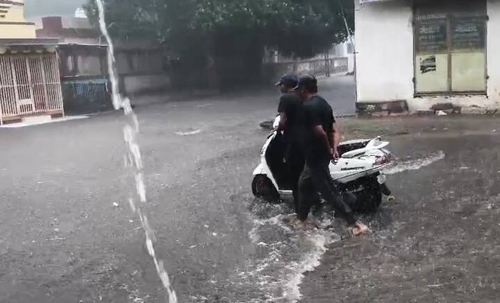 રાજકોટ જિલ્લાના ઉપલેટાના વાતાવરણમાં અચાનક પલટો આવ્યો હતો. ઉપલેટામાં ભારે પવન અને ગાજવીજ સાથે કમોસમી વરસાદ વરસ્યો છે.ઉપલેટાના કટલેરી બજાર, દ્વારકાધીશ સોસાયટી, ભાદર ચોક, વિક્રમ ચોક, સ્વામિનારાયણ સોસાયટી, જીરાપા પ્લોટ, કાદી વિસ્તાર સહિતમાં વરસાદ વરસ્યો છે.