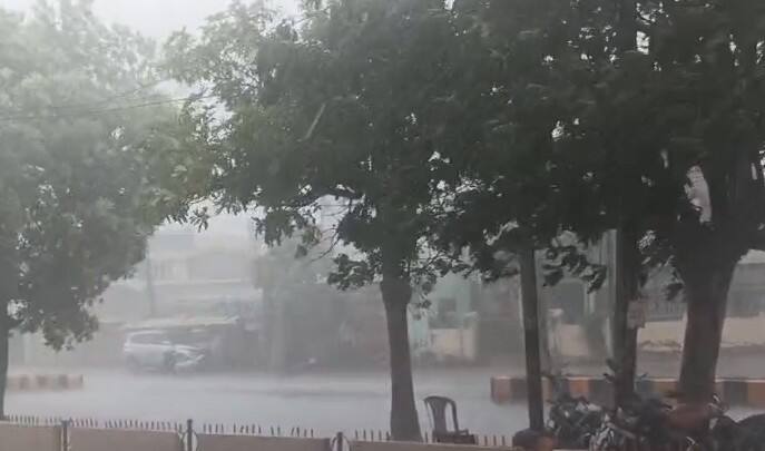 ભાવનગર: હવામાન વિભાગની વરસાદની આગાહી વચ્ચે ભાવનગર શહેરમાં ભારે પવન સાથે વરસાદની શરુઆત થઈ છે. ભાવનગર શહેરના પૂર્વ વિસ્તારમાં ભારે પવન સાથે વરસાદ શરૂ થયો છે.