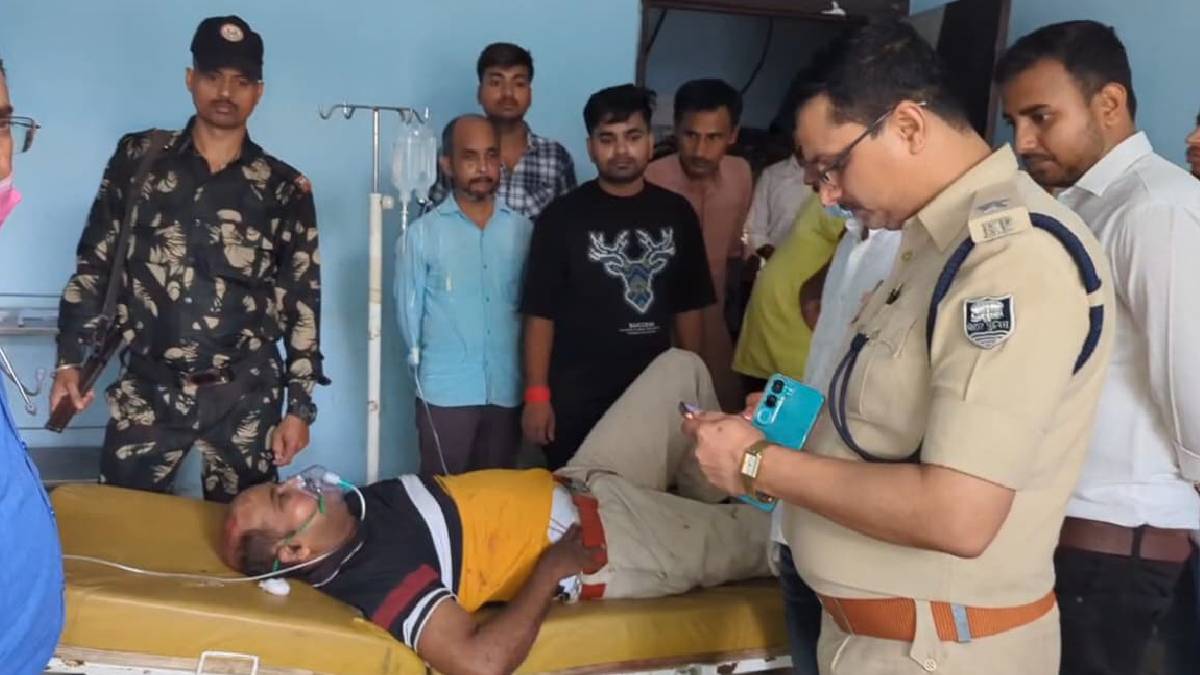 आरा में शराब तस्करों का पीछा कर रही पुलिस की गाड़ी खाई में पलटी, एक सिपाही शहीद, ASI समेत चार घायल