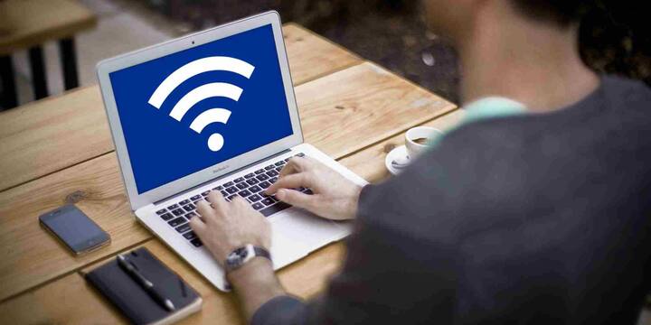 राउटर का स्थान WiFi की स्पीड पर बहुत प्रभाव डालता है. इसे घर के बीचोबीच या उन स्थानों पर रखें जहां से सभी कमरों में सिग्नल अच्छे से पहुंचे. राउटर को इलेक्ट्रॉनिक उपकरणों (जैसे माइक्रोवेव, टीवी, आदि) से दूर रखें क्योंकि वे सिग्नल में बाधा उत्पन्न कर सकते हैं.
