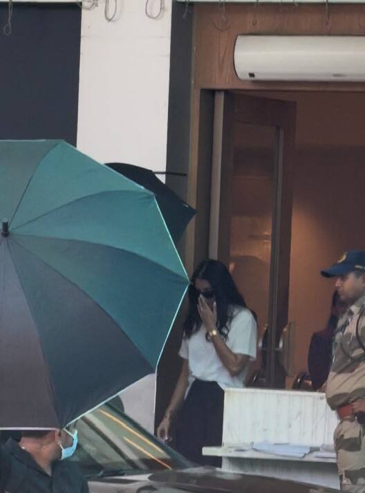 हालांकि इस दौरान कैमरे में दोनों साथ में कैद नहीं हो पाए, क्योंकि दोनों की सिक्योरिटी के लिए एयरपोर्ट पर कड़ी सुरक्षा की गई थी.