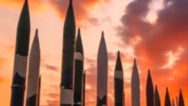 মোট তিন ধরনের পরমাণু অস্ত্র রয়েছে ভারতের হাতে, ১) ভূমি থেকে ভূমিতে ছোড়ার ব্যালিস্টিক ক্ষেপণাস্ত্র, যার মধ্যে ‘অগ্নি’ সিরিজের রকেটও পড়ে। ২) আকাশে ছোড়ার পরমাণু অস্ত্র এবং সমুদ্রে জাহাজ থেকে ছোড়ার পরমাণু অস্ত্র, যার মধ্যে সাবমেরিনও পড়ছে। পরমাণু শক্তিসম্পন্ন রকেট ছুড়তে পারে তারা।