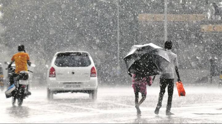 हवामान विभागाच्या अंदाजानुसार लवकरच नैऋत्य मोसमी पाऊस अंदमान समुद्रावर हजेरी लावणार आहे .