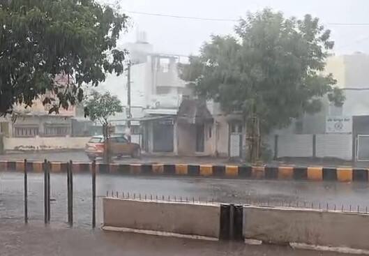 હાલ ભાવનગર શહેરમાં  ભરતનગર, સરદાર નગર,ટોપ થ્રી વિસ્તાર, શિવાજી સર્કલ સહિતના પૂર્વ ભાગમાં જોરદાર વરસાદી ઝાપટું પડ્યું છે.