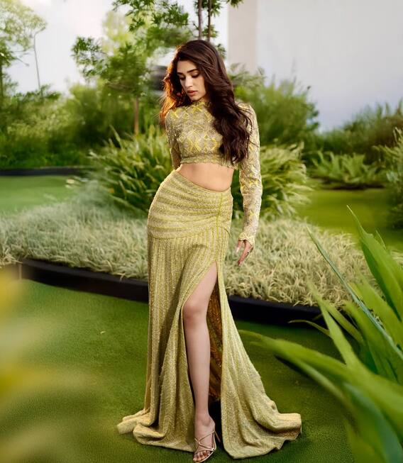 કીર્તિ સુરેશ કેમેરા સામે ફ્લોન્ટ કર્યું કર્વી ફિગર