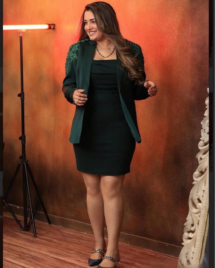 आम्रपाली दुबे भी खुद को फिट रखने के लिए जिम में कड़ी मेहनत करती हैं. आम्रपाली की फिटनेस के उनके फैंस दीवाने हैं.